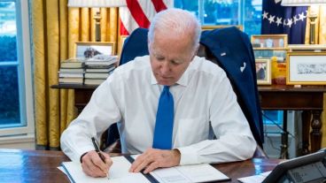 Joe Biden firmó el lunes las primeras sanciones, dirigidas a los separatistas prorrusos.