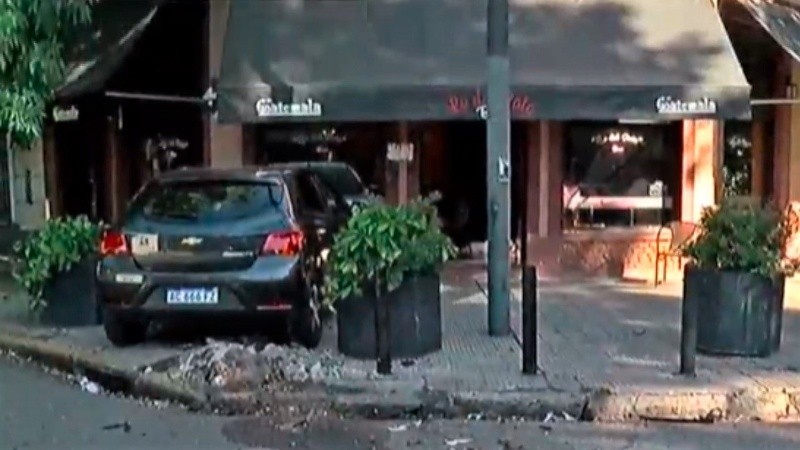 Un Chevrolet terminó en la puerta de un bar, que estaba cerrado y por eso no había mesas en la vereda.