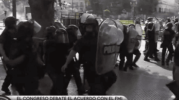 Captura de imagen de TV de los incidentes frente al Congreso.