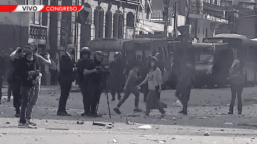 Captura de imagen de TV de los incidentes frente al Congreso.