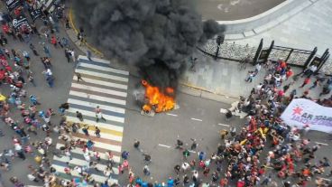 Captura de imagen de TV de los incidentes frente al Congreso.