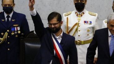 Gabriel Boric saluda tras asumir como el nuevo presidente de Chile.