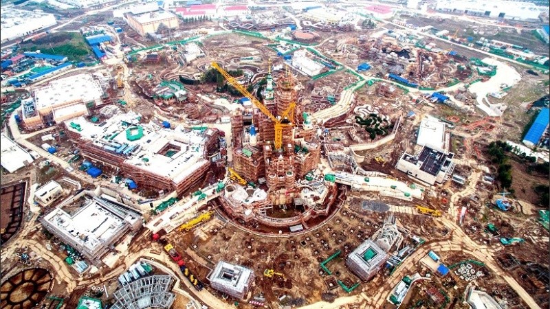 El parque de Shanghai también se construyó con túneles debajo de las atracciones.  