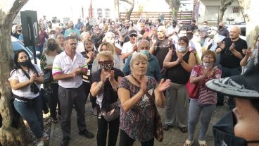 Pais está preso desde la semana pasada y los vecinos se movilizaron para reclamar su libertad.