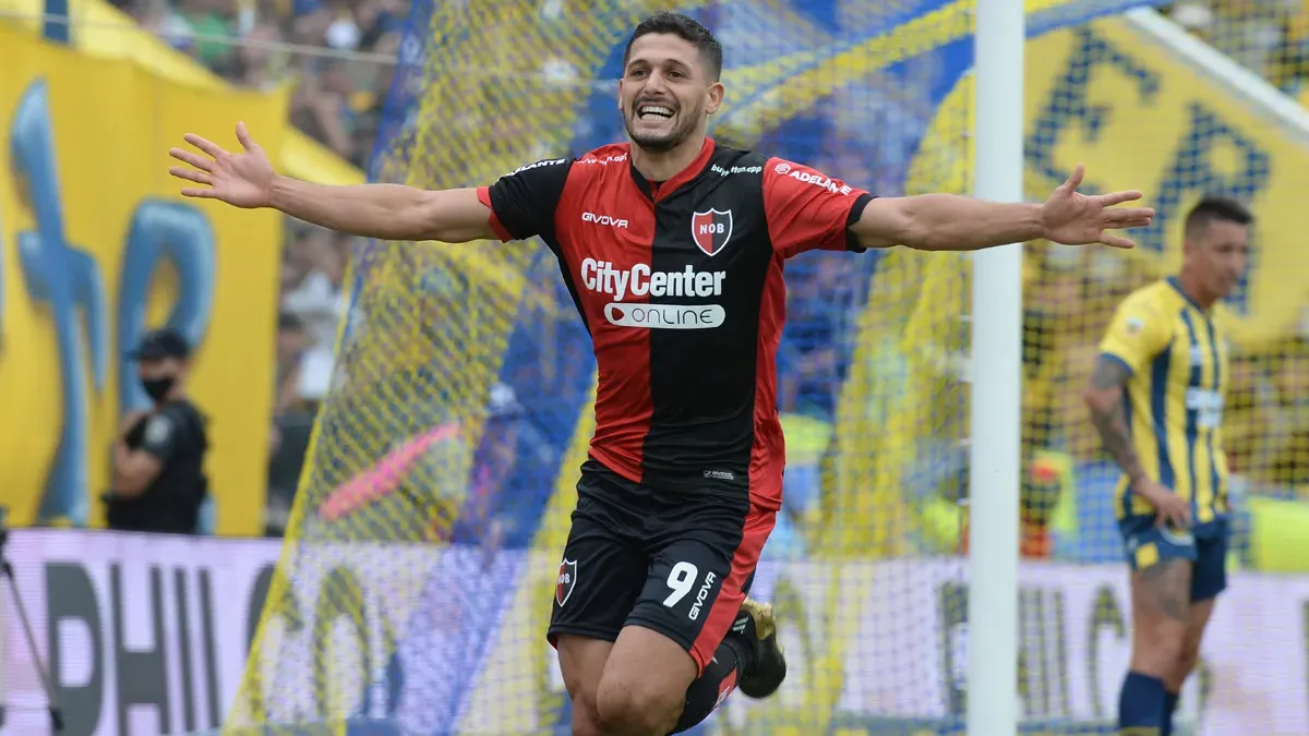 Juanchón García festeja el tanto del triunfo de la Lepra en el clásico rosarino.