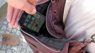 La víctima del robo contó que le quitaron el celular por un descuido suyo.