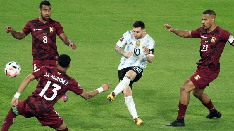 Messi estuvo bien rodeado pero igual se las ingenió para mostrar su habilidad