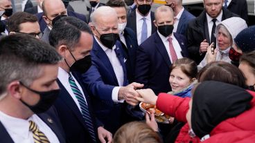 Biden calificó de "carnicero" a Putin tras reunirse con refugiados en Polonia.