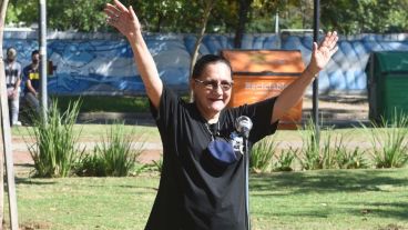 La mujer, de 66 años, lo dio todo, emprendió viaje con su familia y eligió Rosario porque "está la bandera y el Monumento". 