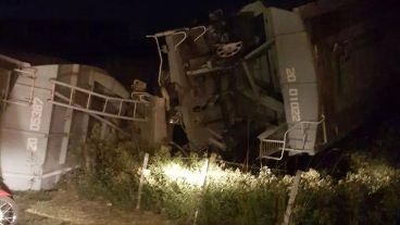 El tren cayó al costado del puente luego de que éste colapsara