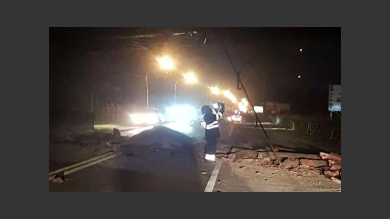 Bomberos revisando el puente colapsado sobre ruta 33