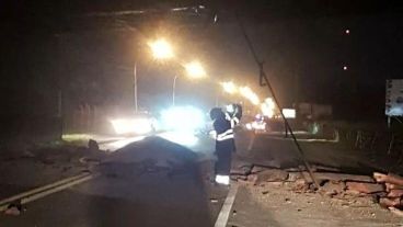 Bomberos revisando el puente colapsado sobre ruta 33