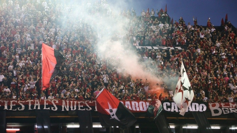 Los hinchas recibieron al equipo con fuegos artificiales y bengalas (Alan Monzón/Rosario3).