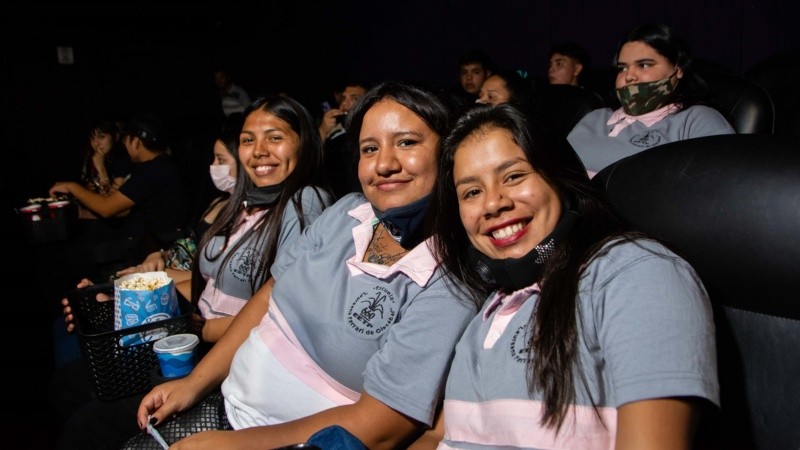 Estudiantes en la sala de cine.