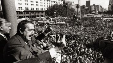 Alfonsín le habla a una Plaza de Mayo colmada. A su lado, Antonio Cafiero.