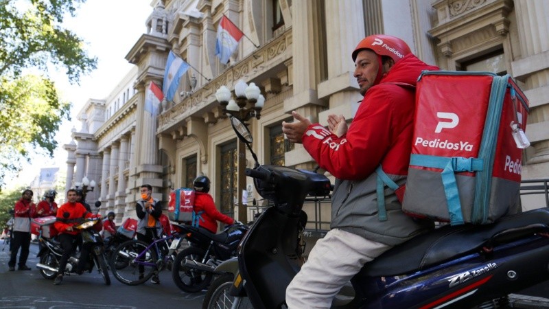 La protesta de cadetes frente a Gobernación.