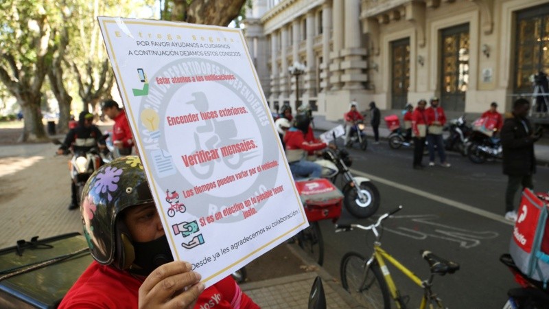 La protesta de cadetes frente a Gobernación.