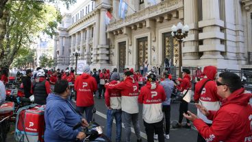 La protesta de cadetes frente a Gobernación.