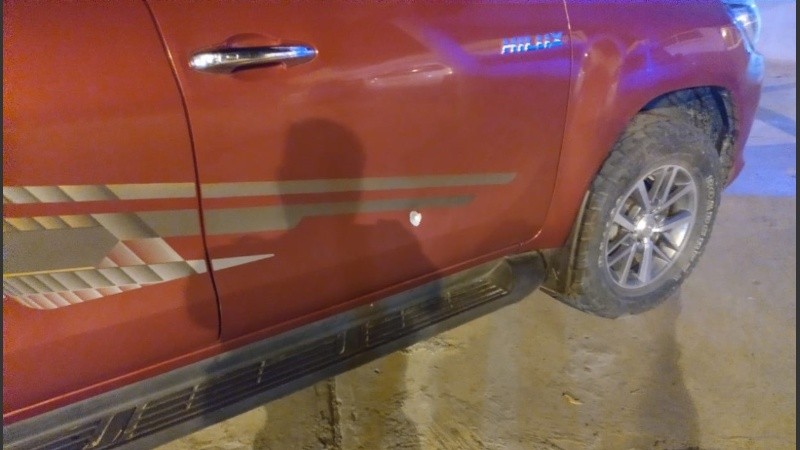 Uno de los tiros efectuados por uno de los ladrones que impactó en la Hilux.