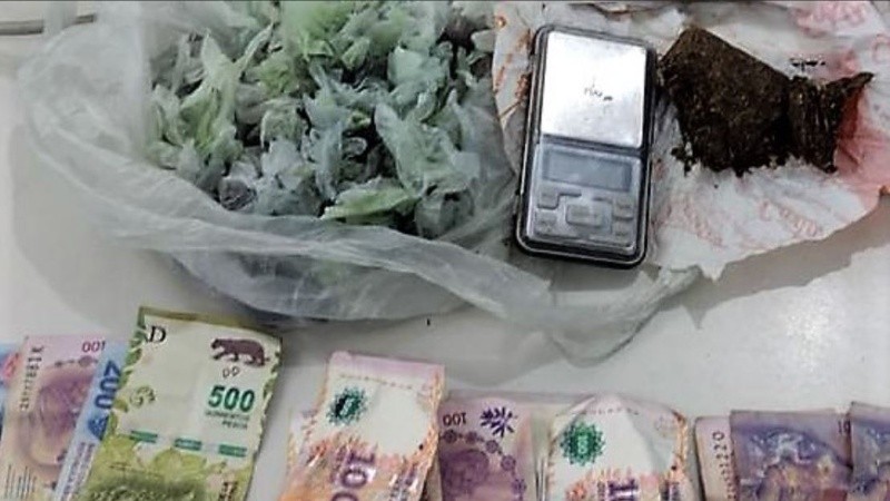 Cannabis y dinero entre lo encontrado en la vivienda.