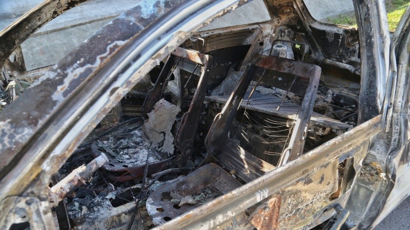 El auto que encontraron quemado con los cuerpos en su interior.