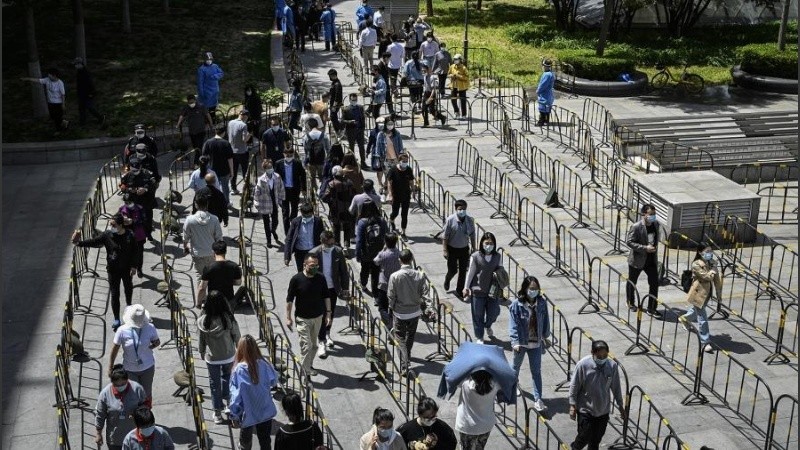 Decenas de personas hacían largas colas para hisoparse por toda Beijing.