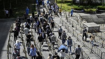 Decenas de personas hacían largas colas para hisoparse por toda Beijing.