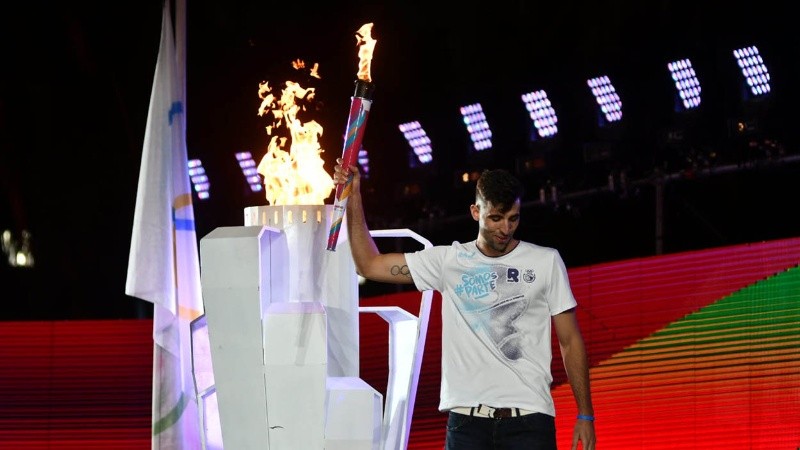 El rosarino Nico Capogrosso, el mejor jugador del beach voley del país, encendió el pebetero.