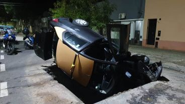 Uno de los episodios de las últimas semanas, con un taxi caído dentro de un pozo.