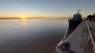 El buque King de la Armada que vino a un acto por Malvinas y el amanecer en Rosario.