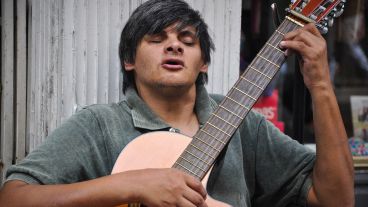 Marcelo Moyano, el reconocido artista de la peatonal Córdoba.