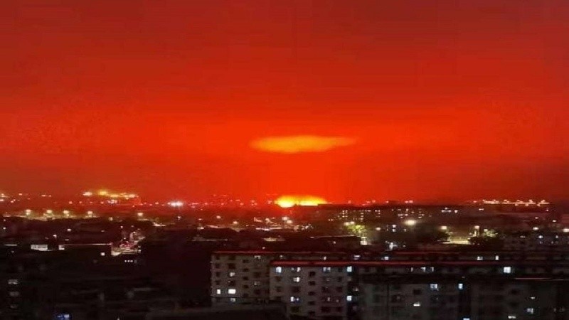 El cielo teñido de rojo preocupó a los residentes de la ciudad china.