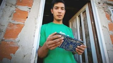 El joven aprendió a minar criptomonedas y con la plata que ganó, pudo comprar materiales.