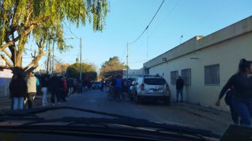 Madres y padres quedaron en medio de piedrazos y balazos mientras intentaban retirar a sus hijos del Jardín Nº 80.