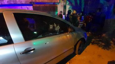 El auto baleado este lunes a la noche en De La Salle al 5800.