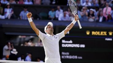 Novak Djokovic festeja su séptimo título en el All England Club.