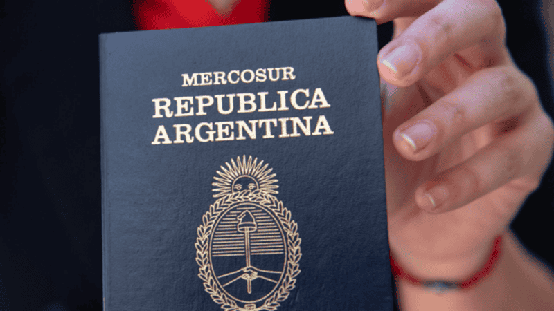 El pasaporte argentino se puede obtener en un máximo de 15 días, según informó el Renaper.