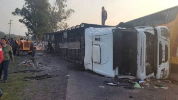 Tanto el camionero como su acompañante de 38 años fueron atendidos por lesiones leves.