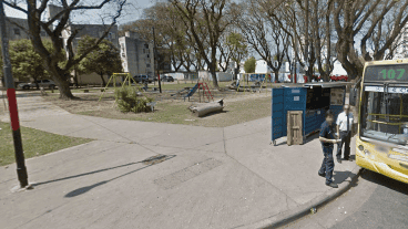 La plaza donde las víctimas esperaban el colectivo.