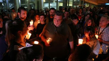 Una multitud rodeó al padre de la joven.