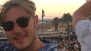 El joven turista británico estaba de vacaciones con su familia y amigos.