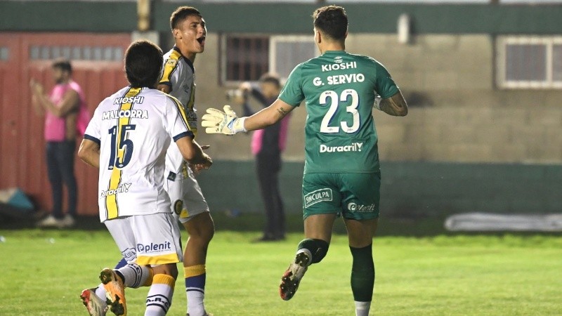 Los protagonistas de la noche en Sarandí celebran la victoria. 