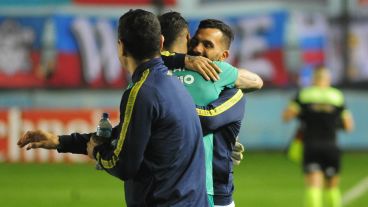 El abrazo entre Tevez y Servio, el reflejo de este martes.