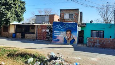 Mural pintado en honor de Alexis Oscar González, un joven asesinado al que todos señalan como un "inocente".