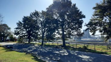 Villa Manuelita cuenta con un balcón al río que los vecinos disfrutan, sobre todo en verano, cuando el calor de las chapas vuelve imposible permanecer en las casitas.