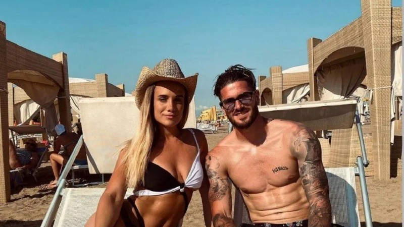 Una imagen de Camila Homs y Rodrigo De Paul en la playa, cuando todavía estaban juntos.