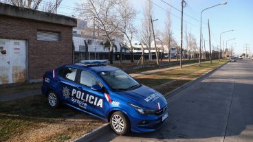 Un patrullero en la puerta de La Virginia luego del ataque a tiros