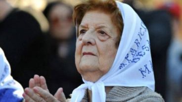 Rosa de Camarotti se ocupaba de bordar cada pañuelo blanco con la leyenda "Aparición con vida de los desaparecidos. Asociación Madres de Plaza de Mayo".