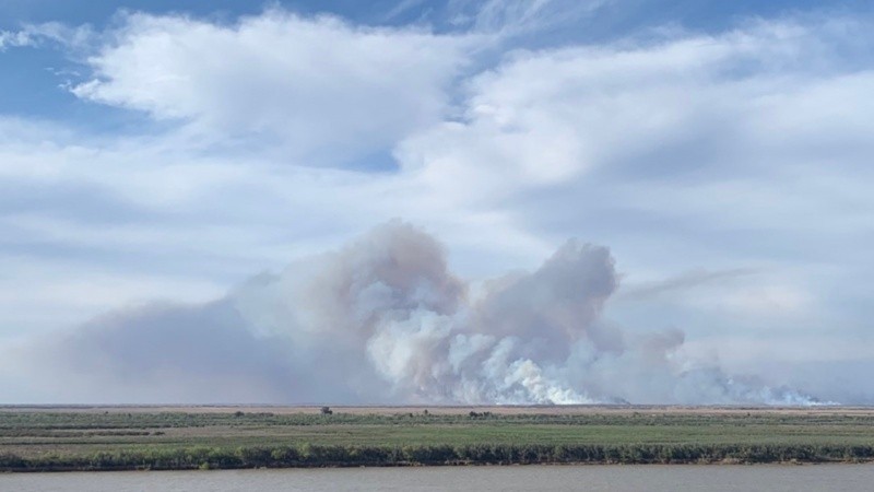 Una columna de humo frente a la costa central de Rosario.