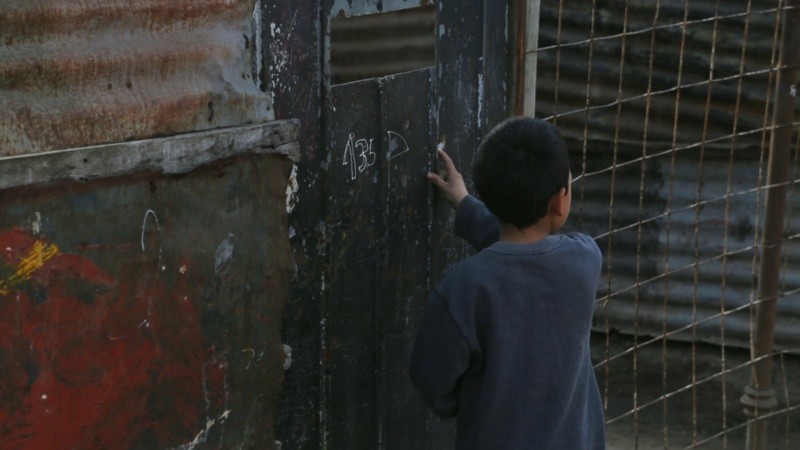 Un chico en el barrio donde ocurrió la balacera del miércoles.